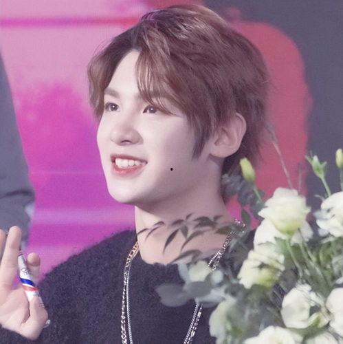 娱乐吃瓜酱黄明昊粉丝,娱乐吃瓜酱的狂欢盛宴  第3张